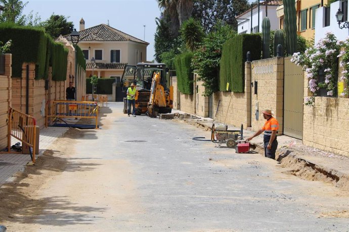 Obras de reurbanización en Los Zajaríes de Gines.