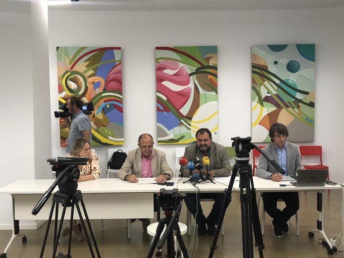 La presidenta de Afrucat, Montse Baró; el director general de Empresas Agroalimentarias, Calidad y Gastronomía, Joan Gdia; el presidente del Comité de Hueso de Afrucat, Benjamí Ibars y el director general de Afrucat, Manel Simon.