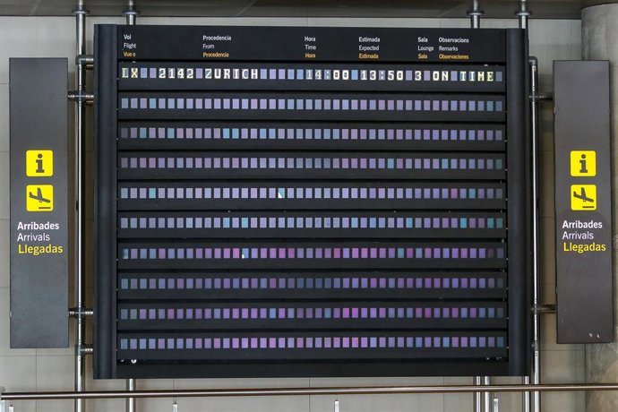 Archivo - Paneles informativos del aeropuerto de Manises