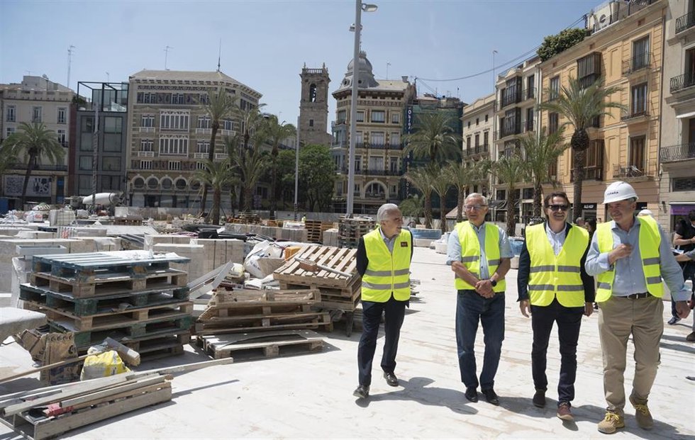 El alcalde de Valncia, Joan Ribó, y el edil de Movilidad Sostenible en la ciudad, Giuseppe Grezzi, durante su visita a las obras de reforma de la plaza de la Reina.