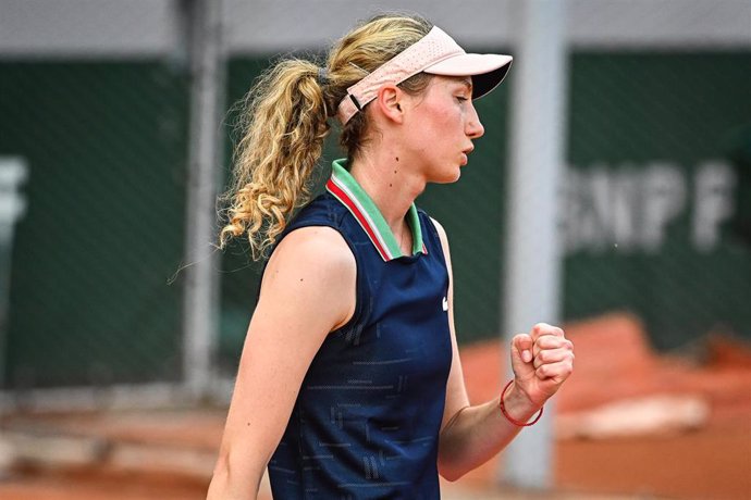 Cristina Bucsa celebra un punto durante un partido de la fase previa de Roland Garros 2022