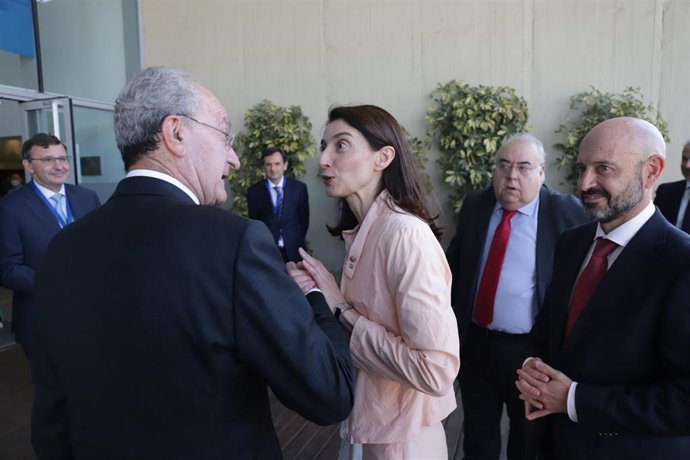 La ministra de Justicia, Pilar Llop, saluda al alcalde de Málaga, Francisco de la Torre antes de inaugurar el 'XII Congreso Notarial Español. El Envejecimiento de la Sociedad. Principal Desafío del Siglo'