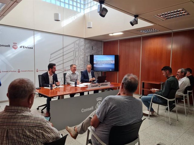 El conseller de Movilidad y Vivienda, Josep Marí, con representantes del Consell de Ibiza, de los ayuntamientos y de las empresas de transporte turístico y recreativo.
