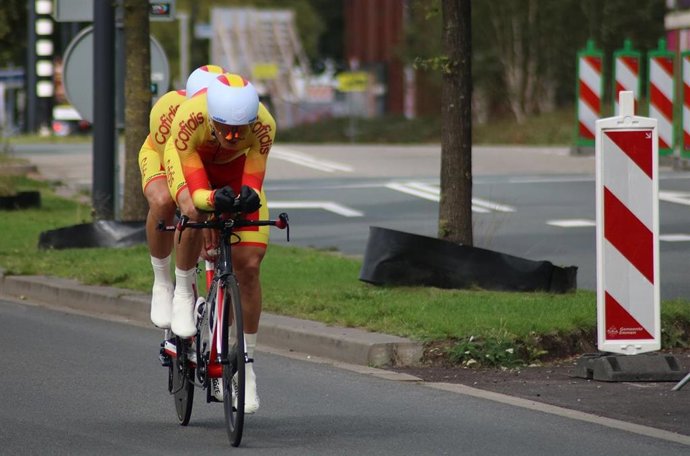 Archivo - Ricardo Ten y Eduardo Santas en el Mundial de ciclismo adaptado de 2019