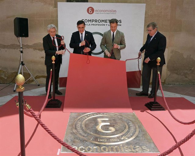 Inauguración de la placa conmemorativa por el 100 aniversario de la fundación del Colegio de Economistas de la Región de Murcia