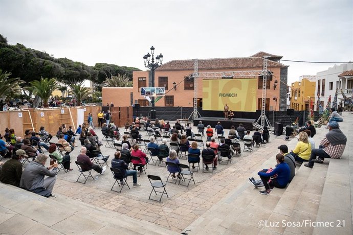 Archivo - Proyección de una película en el FICMEC de Garachico