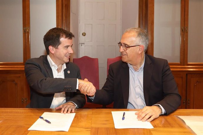 El consejero de Desarrollo Económico y Empresarial, Mikel Irujo (i), y el alcalde de Pamplona, Enrique Maya, en la firma de un acuerdo para impulsar una oferta turística sostenible en torno a los Sanfermines.