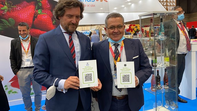 Archivo - A la izquierda, el secretario general de la DOP Condado de Huelva, Antonio Izquierdo.