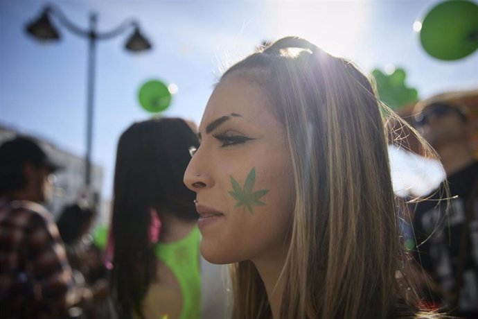 Varios manifestantes protestan durante la Marcha Mundial de la Marihuana 2022, en la Puerta del Sol, a 7 de mayo de 2022, en Madrid (España). Las distintas organizaciones cannábicas han organizado esta marcha para exigir una ley que legalice el cannabis