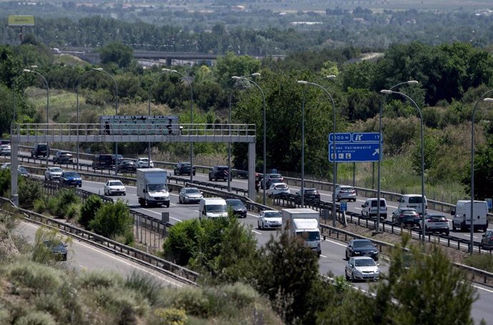Atasco en la A-3, durante la operación salida del puente de San Isidro, a 13 de mayo de 2022, en Madrid (España). La Dirección General de Tráfico (DGT) prevé un total de 993.000 desplazamientos entre este viernes, 13 de mayo y el lunes, 16 de mayo, con 