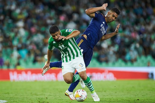 Archivo - El jugador del Real Madrid Carlos Henrique Casemiro intenta arrebatar el balón al futbolista del Betis Nabil Fekir en el partido disputado en el Benito Villamarín de LaLiga Santander 2021-2022.