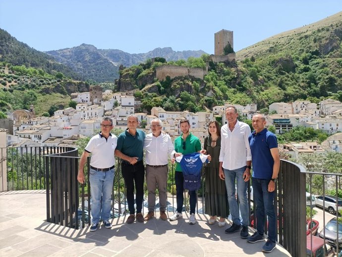 Foto de familia tras la presentación de la prueba ciclista