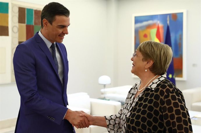 El presidente del Gobierno, Pedro Sánchez, junto a la Alta Comisionada de las Naciones Unidas para los derechos humanos, este jueves en el Palacio de La Moncloa.