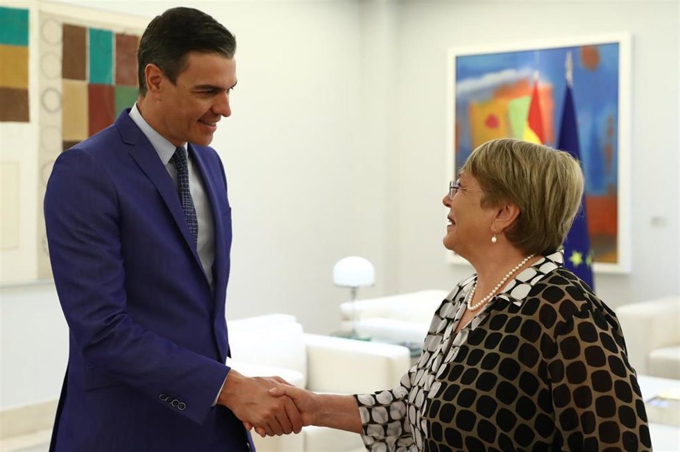 El presidente del Gobierno, Pedro Sánchez, junto a la Alta Comisionada de las Naciones Unidas para los derechos humanos, este jueves en el Palacio de La Moncloa.