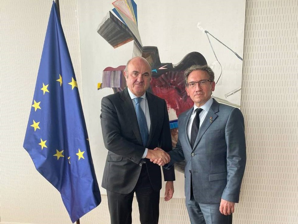 El vicepresidente del Banco Central Europeo, Luis de Guindos, y el conseller de Economía y Hacienda de la Generalitat, Jaume Giró