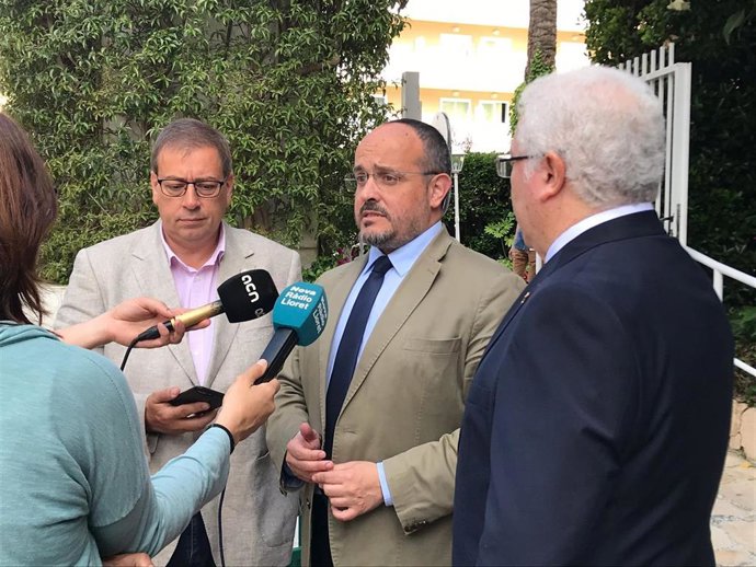 El presidente del PP de Catalunya, Alejandro Fernández, en atención a los periodistas en Lloret de Mar (Girona) a 19 de mayo de 2022