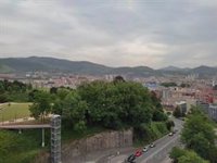 Nubes, viento fuerte del sureste y máximas que llegarán a 30 grados, este viernes en Euskadi
