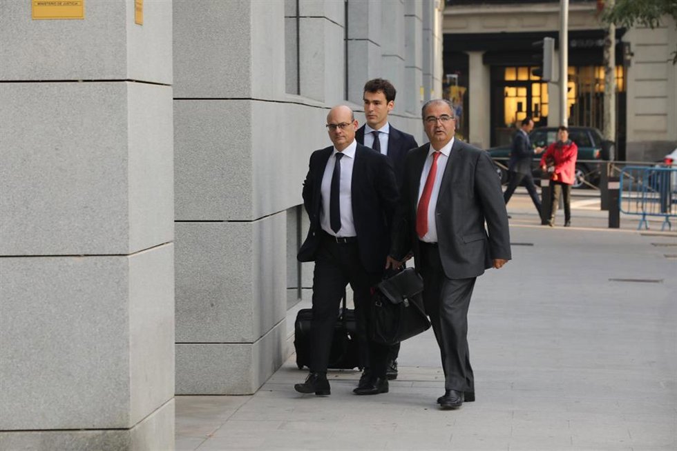 Archivo - El expresidente del Banco Popular, Ángel Ron (1d), a su llegada al Juzgado Central de Instrucción número 4 de la Audiencia Nacional, donde ha sido citado por el juez, José Luis Calama