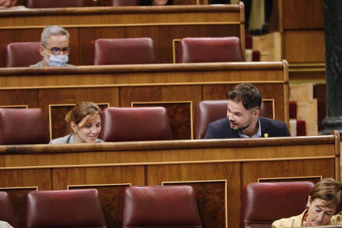 Archivo - Los diputados de ERC Carolina Telechea y Gabriel Rufián en una sesión plenaria
