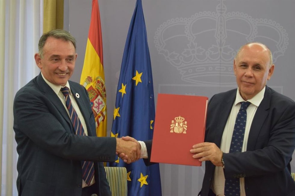 El secretario de Estado para la Agenda 2030, Enrique Santiago, junto al secretario general de la FEMP, Carlos Casares, durante la firma del convenio.