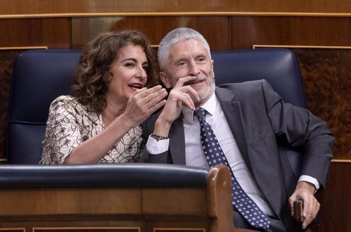 La ministra de Hacienda, María Jesús Montero, y el ministro del Interior, Fernando Grande-Marlaska, en una sesión plenaria, en el Congreso de los Diputados, a 18 de mayo de 2022, en Madrid (España)