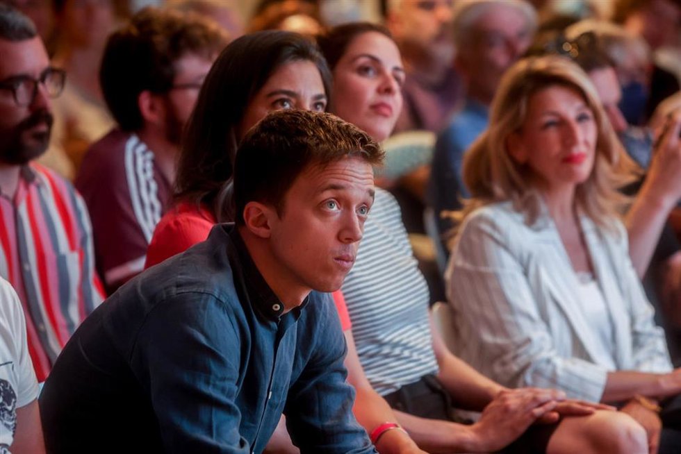 El líder de Más País, Íñigo Errejón (1i); la portavoz de Más Madrid en el Ayuntamiento, Rita Maestre (3i); y la vicepresidenta segunda del Gobierno y ministra de Trabajo, Yolanda Díaz (4i), en el acto de presentación del libro Política sin anestesia, 