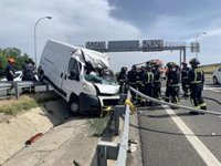 Muere una mujer de 60 años tras salirse de la calzada con su furgoneta en la A-4