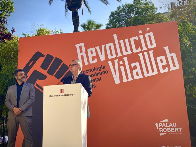 El secretari de Difusió del Govern, Jofre Llombart, i el director de VilaWeb, Vicent Partal, en la inauguració de l'exposició sobre el diari digital al Palau Robert.
