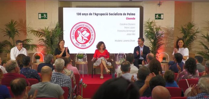 El secretario de Memoria Democrática de la Comisión Ejecutiva Federal del PSOE, Patxi López; el secretario general del PSOE Palma, José Hila, y la secretaria general del PSIB, Francina Armengol, en el 130 aniversario de la Agrupación Socialista de Palma.