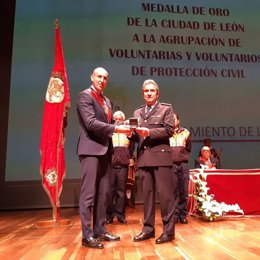 El alcalde de León, José Antonio Diez, entrega al coordinador de Protección Civil, Ángel Ordás, la Medalla de Oro de la Ciudad de León.