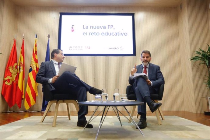 El subdirector de Heraldo de Aragón, Santiago Mendive, y el director de Formación y Educación de CEOE, Juan Carlos Tejeda, en un acto sobre la nueva FP en la sede del Grupo San Valero, en Zaragoza.