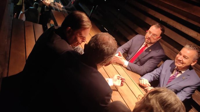 Adrián Barbón, frente a Alfredo Canteli en un local hostelero de Oviedo