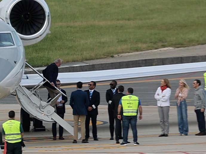Joan Carles I aterra a l'aeroport de Vigo.