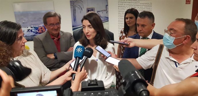 La ministra de Justicia, Pilar Llop, atiende a los medios antes de su conferencia en el marco de las actividades programadas por el Aula de Cultura Socialista de Almería