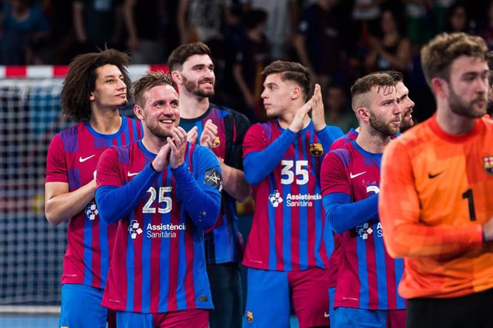 Luka Cindric, y más jugadores del Bara, celebran la victoria ante el Flensburg en la vuelta de cuartos de final