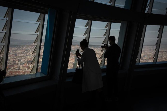 Dos personas en el interior del mirador de la Torre Glries de Barcelona, a 17 de mayo de 2022, en Barcelona, Catalunya (España).  