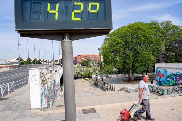 Un termómetro urbano en el Puente del Cachorro marca 42 grados durante el primer día de altas temperaturas en Sevilla, a 19 de mayo de 2022 en Sevilla (Andalucía, España)