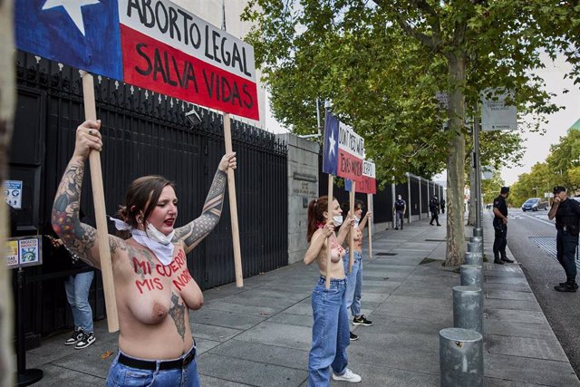 Archivo - Varias activistas de Femen participan con pancartas en una protesta contra la nueva ley del aborto que ha entrado en vigor en Texas, frente a la embajada de EEUU, a 28 de septiembre de 2021, en Madrid, (España). Femen quiere mostrar su repulsa p