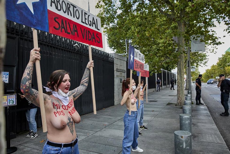 Archivo - Varias activistas de Femen participan con pancartas en una protesta contra la nueva ley del aborto que ha entrado en vigor en Texas, frente a la embajada de EEUU, a 28 de septiembre de 2021, en Madrid, (España). Femen quiere mostrar su repulsa