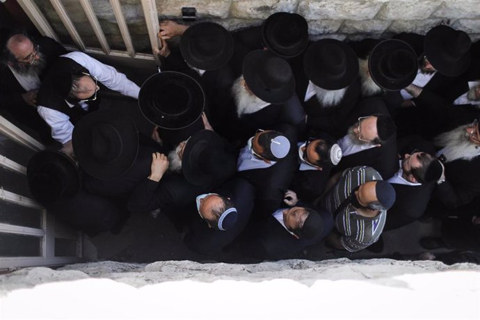 Archivo - Israel, Jerusalén: Hombres judíos ultraortodoxos asisten al funeral de uno de los fallecidos en una estampida durante la fiesta religiosa judía de Lag Baomer en el lugar de peregrinación judía ortodoxa del Monte Meron.