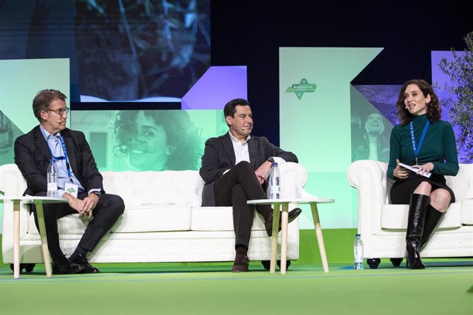 Archivo - El presidente de la comunidad de Andalucía, Juanma Moreno, con la presidenta de la Comunidad de Madrid, Isabel Díaz Ayuso, y el presidente del Galicia, Alberto Núñez Feijóo; en el XVI Congreso Autonómico del PP Andaluz. Archivo.