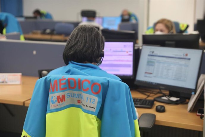 Archivo - Una médico en su puesto del Centro Coordinador del SUMMA112, en la Base del SUMMA112, a 30 de diciembre de 2021, en Madrid, (España).