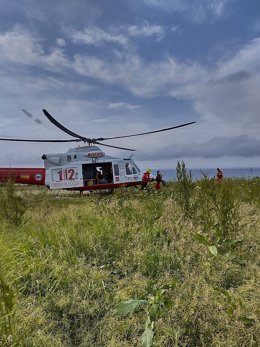 Rescatados en helicóptero dos jóvenes que habían quedado aislados por el agua en la playa de Covachos