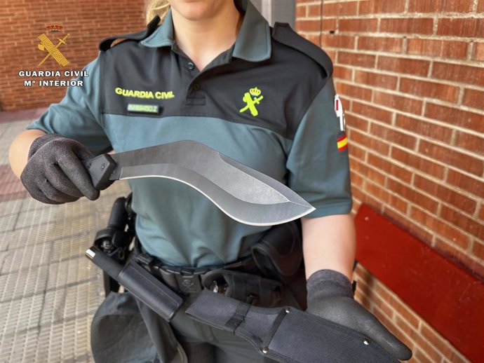 Detenido en una zona de ocio de Villamediana (La Rioja) portando un arma de fuego artesanal y un machete