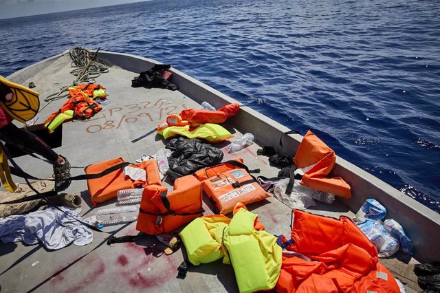 Archivo - Varios chalecos salvavidas, en una patera donde viajaban un total de 70 migrantes, a 8 de septiembre de 2021, en el Mar Mediterráneo, en las inmediaciones de Lampedusa, Sicilia (Italia). El barco 'Astral', de la ONG Open Arms, ha avistado una pa