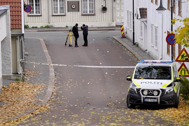 Archivo - Policía de Noruega tras un ataque en la ciudad de Kongsberg