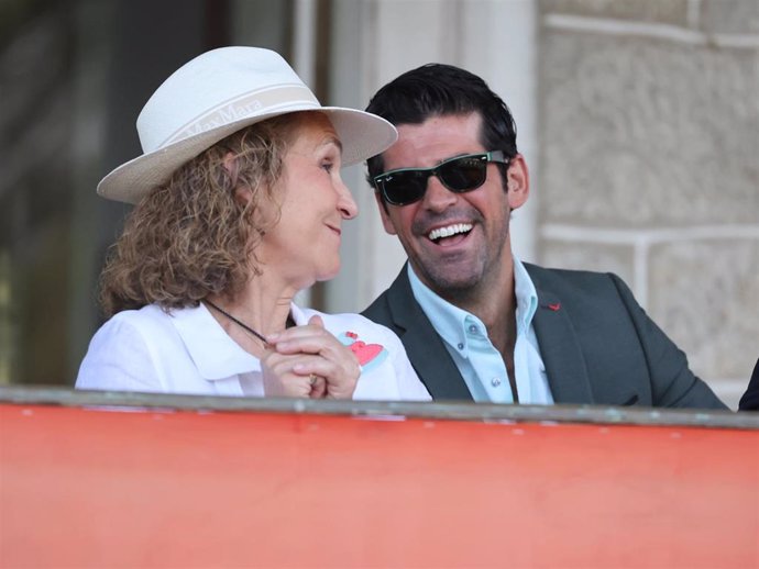 La Infanta Elena y Miguel Ángel Muñoz, de lo más divertidos y sonrientes en la hípica hace unos días