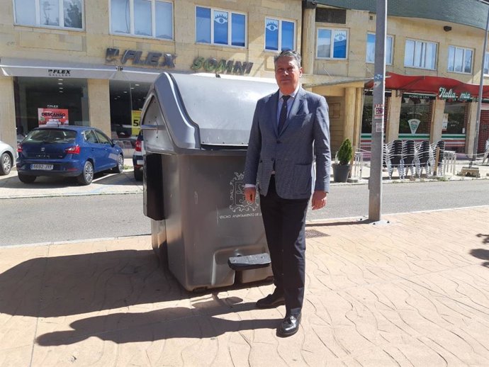 El concejal de Desarrollo Urbano, Luis Miguel García Copete, junto a uno de los contenedores repuestos en el barrio de la Chantria.