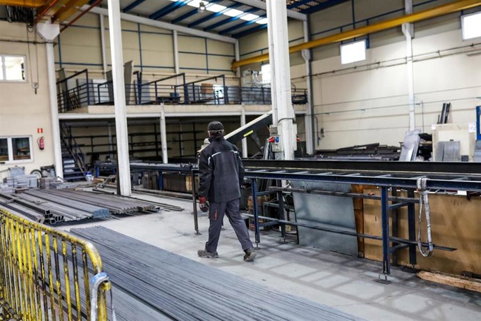 Archivo - Un hombre trabaja en una empresa de hierros, foto de archivo