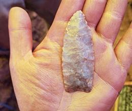 Esta punta Clovis completa se recuperó del sitio de Powars II.